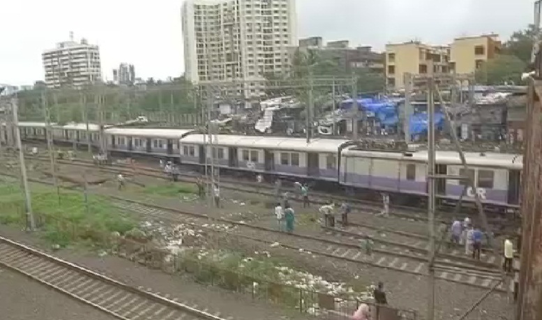 मुंबई लोकल हुई हादसे का शिकार, ट्रेन के 4 डिब्बे पटरी से उतरे