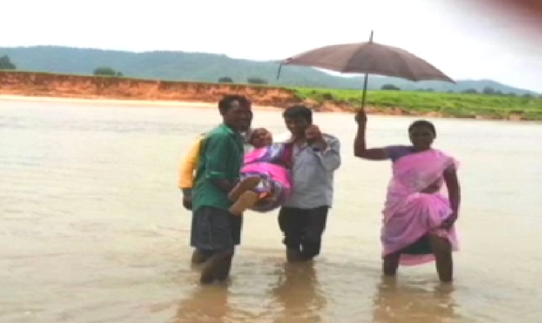 स्वास्थ्यकर्मियों ने गर्भवती को अस्पताल पहुंचाने के लिए उठाया जान का जोखिम, बने मिसाल