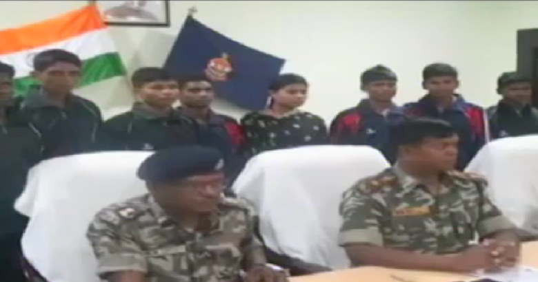 छग: 9 नक्सलियों ने किया सरेंडर, सिर पर था 26 लाख का इनाम