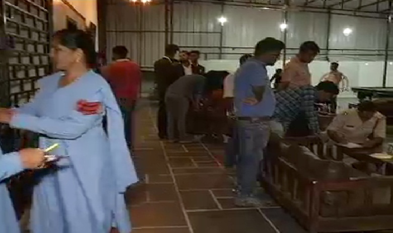 रेस्टोरेंट में हुक्काबाजी कर रहे थे 100 से अधिक लड़के-लड़की, पुलिस ने मारा छापा