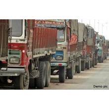 ट्रकों का काफिला पहुंचा नेपाल, हिंसक प्रदर्शन रुके