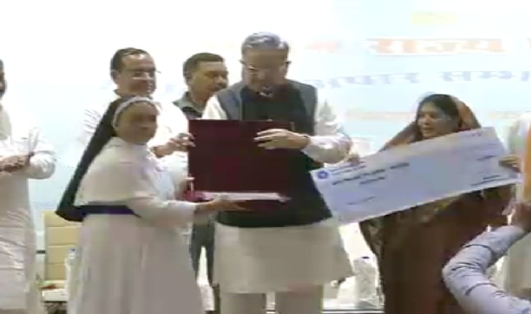 मुख्यमंत्री रमन सिंह ने दिव्यांगजन को बांटे राज्य स्तरीय पुरस्कार