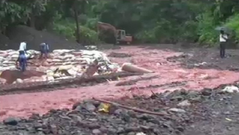 बरसात में यहां बहता है लाल पानी