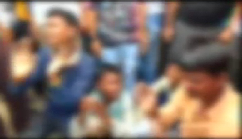 नाबालिगों पर चोरी का आरोप लगाकर भीड़ बनी हैवान