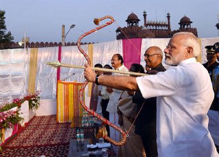 रावण को मारने से पहले टूट गया मोदी का धनुष, हाथ से तीर चलाकर बुराई को हराया