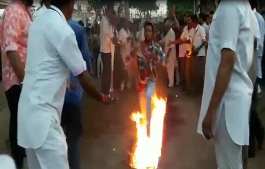 यहां दहकते अंगारों पर दौड़कर साबित करते है अपनी भक्ति
