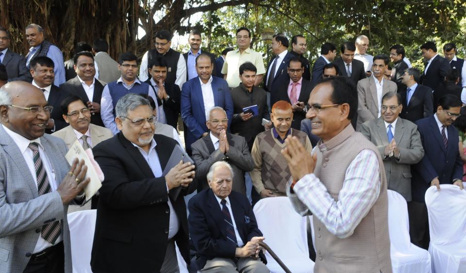 विदेश दौरे पर शिवराज, विपक्ष ने कहा-हम चाहते हैं वो वहीं रहें 