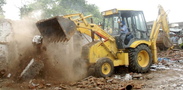रायपुर के राखी गांव में 23 घरों को तोड़ने पहुंचा NRDA अमला