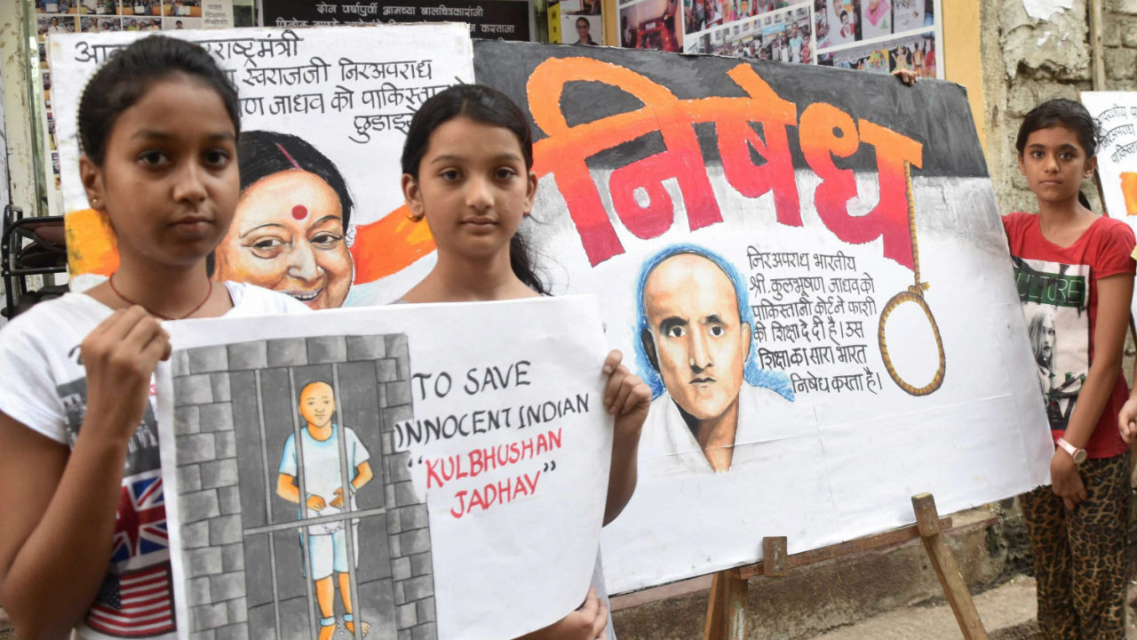 पाकिस्तान ने दी कुलभूषण जाधव की पत्नी को मिलने की मंजूरी