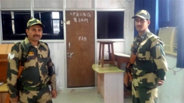EVM में छेड़छाड़ की आशंका, स्ट्रॉन्ग रूम के बाहर कांग्रेसियों ने लगाया तंबू