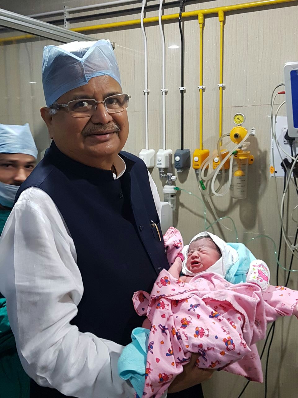 सीएम रमन सिंह के घर आई नन्ही परी, पोती को गोद में लेते ही खिली मुस्कान