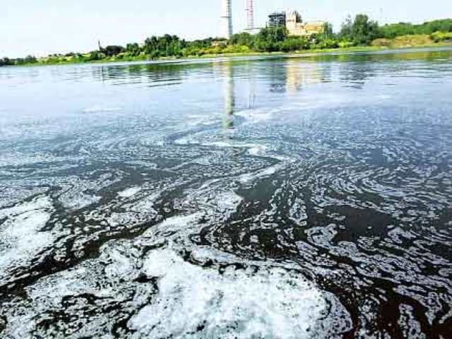 बिना ट्रीटमेंट खारून नदी में छोड़ा जा रहा सीवेज लाइन का पानी