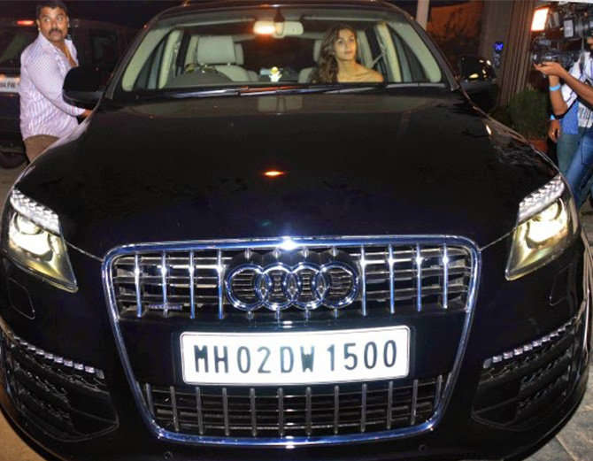 किस गाड़ी के दीवाने है आपके फेवरेट सेलेब्स