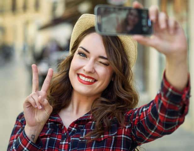 सेल्फी लेने वाले सावधान ..सेल्फाइटिस से हो सकते हैं संक्रमित