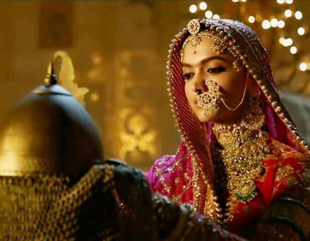 सेंसर बोर्ड से पहले पद्मावती की मीडिया स्क्रीनिंग, समीक्षा से प्रसून जोशी नाराज