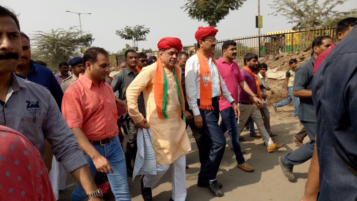 गुजरात चुनाव चाय वाले की   ट्वीट  में फंसे “बाबू राव”