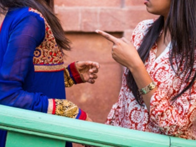 महिला की पिटाई, कपड़े फाड़े, फिर चोटी काटी