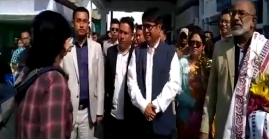 फ्लाइट लेट हुई तो एयरपोर्ट पर केंद्रीय मंत्री से भिड़ गई महिला यात्री, देखिए वीडियो