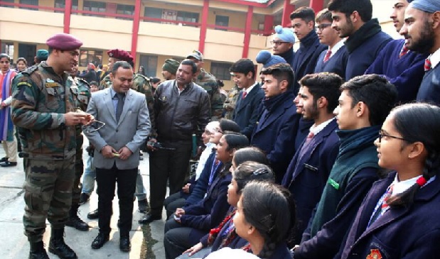 लेफ्टिनेंट कर्नल  महेंद्र सिंह धोनी पहुंचे आर्मी स्कूल