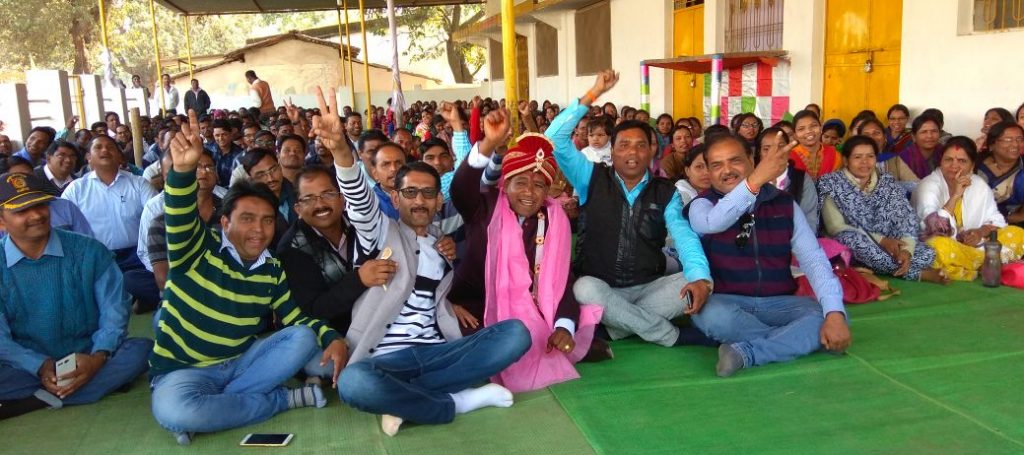शिक्षाकर्मी दूल्हा बैठा हड़ताल में ,बरातियों ने लगाए नारे