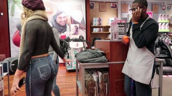 माॅल में नग्न घूमती रही लड़की, देखें वायरल वीडियो 