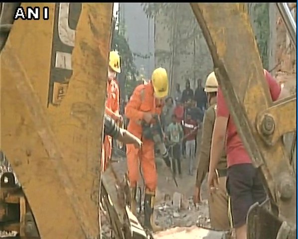 महाराष्ट्र के भिवंडी में तीन मंजिला भवन भरभराई, दिल्ली में भी एक बिल्डिंग धराशायी