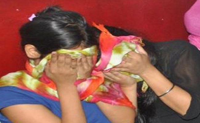 दो युवतियों के साथ सात युवकों को आपत्तिजनक स्थिति में पकड़ा