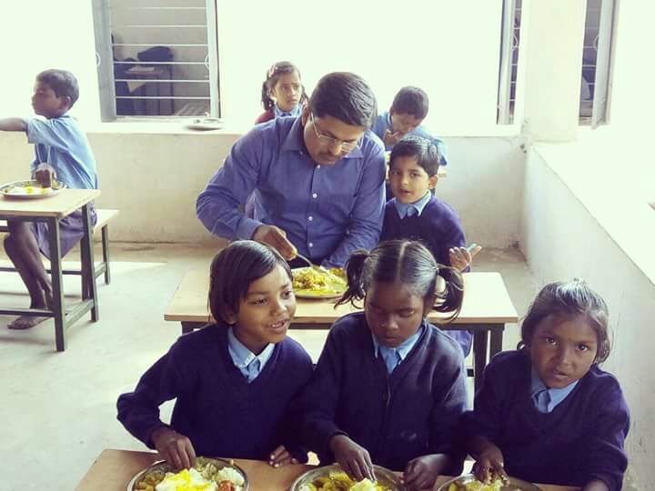 सरकारी स्कूल में पढ़ती और मिड डे मिल खाती है कलेक्टर की बिटिया