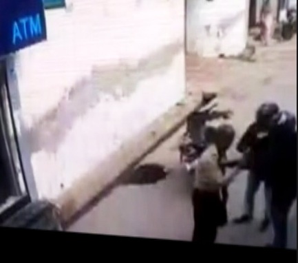 बैंक की रेकी करते सीसीटीवी में कैद हुए शातिर बदमाश