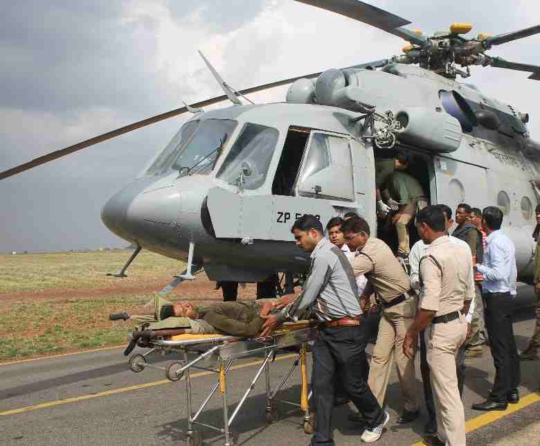 नक्सलियों के मुबीट्रेप में फंसे थाना प्रभारी, बचाने गया जवान भी घायल