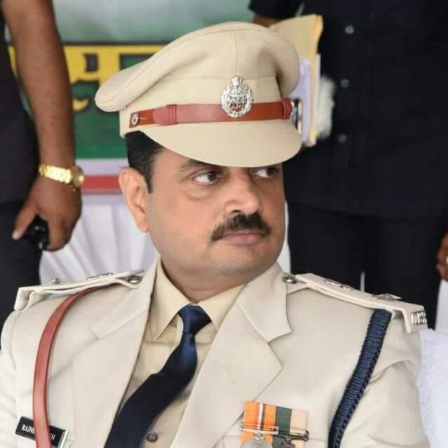 च्वाइस सेंटर में सट्टा लिखते दो लोग पकड़े गए