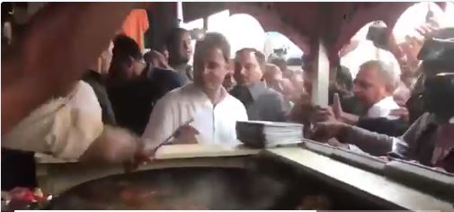 ढोकला के प्रदेश में राहुल गांधी ने लिया पाव भाजी का जायका