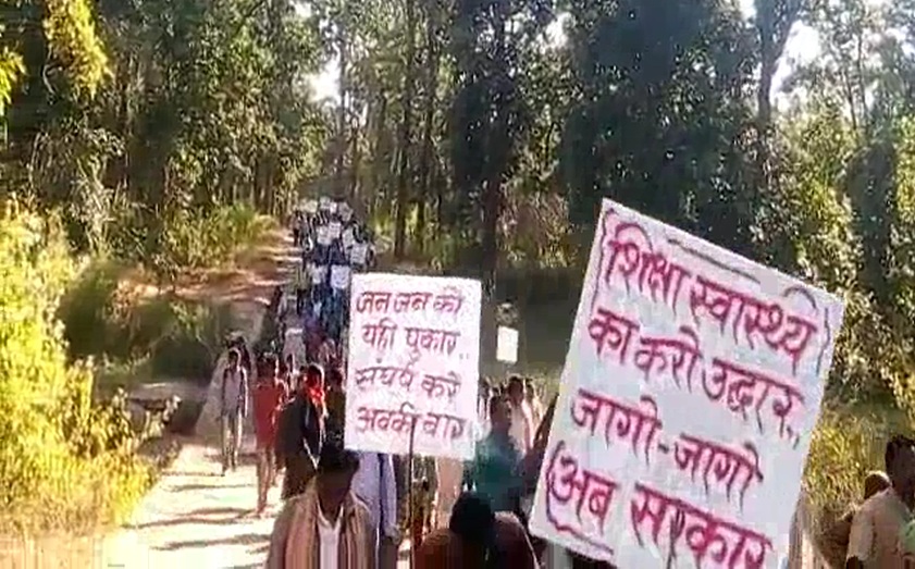 शिक्षाकर्मियों के बाद आदिवासियों ने खोला सरकार के खिलाफ मोर्चा