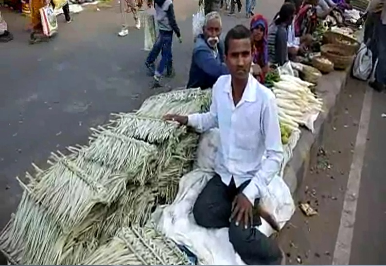 सड़क पर झाडू बेचने को मजबूर हुआ यह शिक्षक !