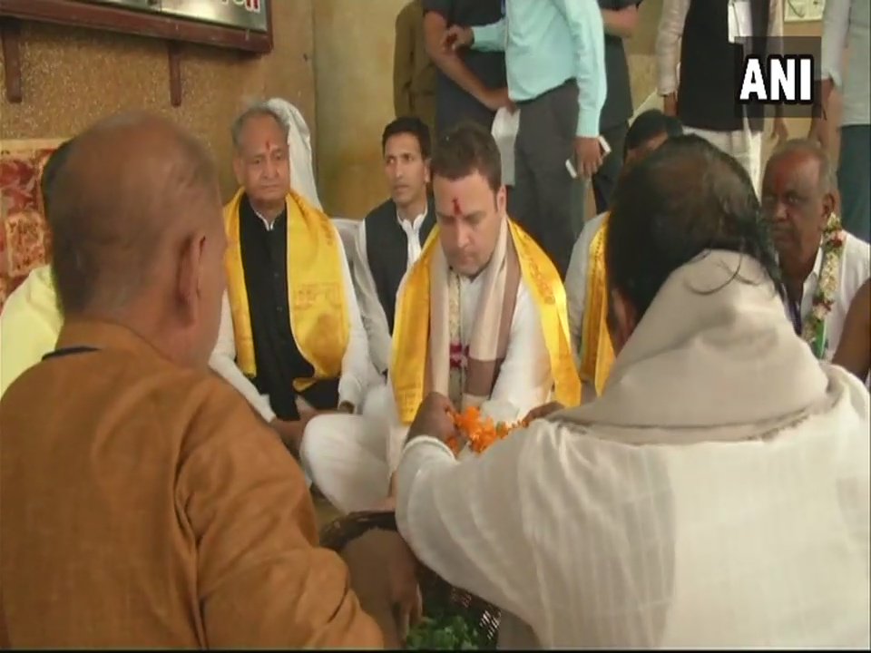 गुजरात चुनाव के अंतिम दौर के लिए राहुल गांधी ने शुरू किए मंदिर दर्शन, स्मृति भी पहुंची