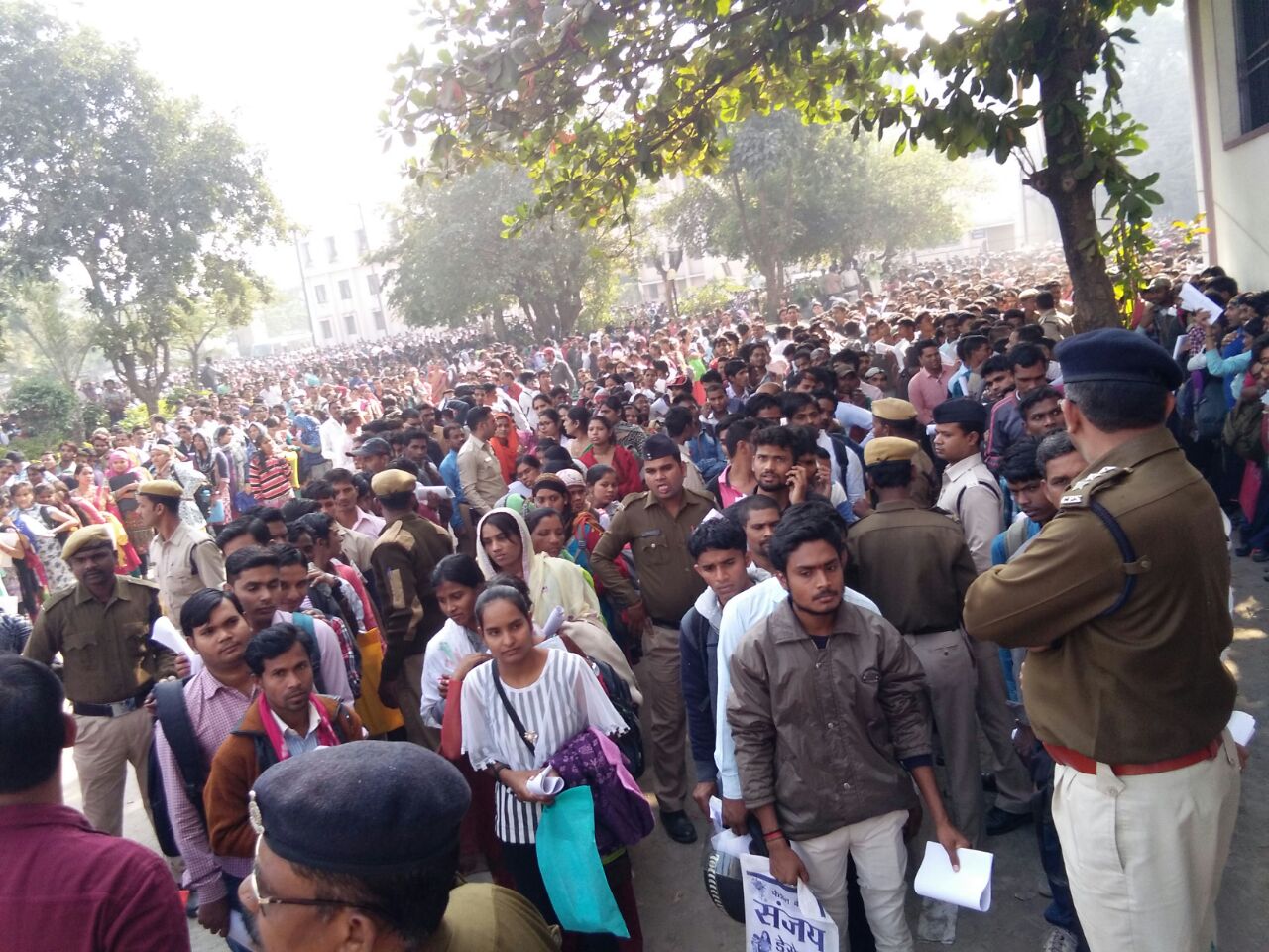 छत्तीसगढ़ में  वार्ड बॉय बनने  उमड़ी भीड़