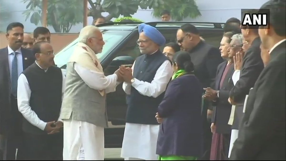 चुनावी जंग के बाद देखिए कैसे मिले मोदी-मनमोहन, राहुल-रविशंकर
