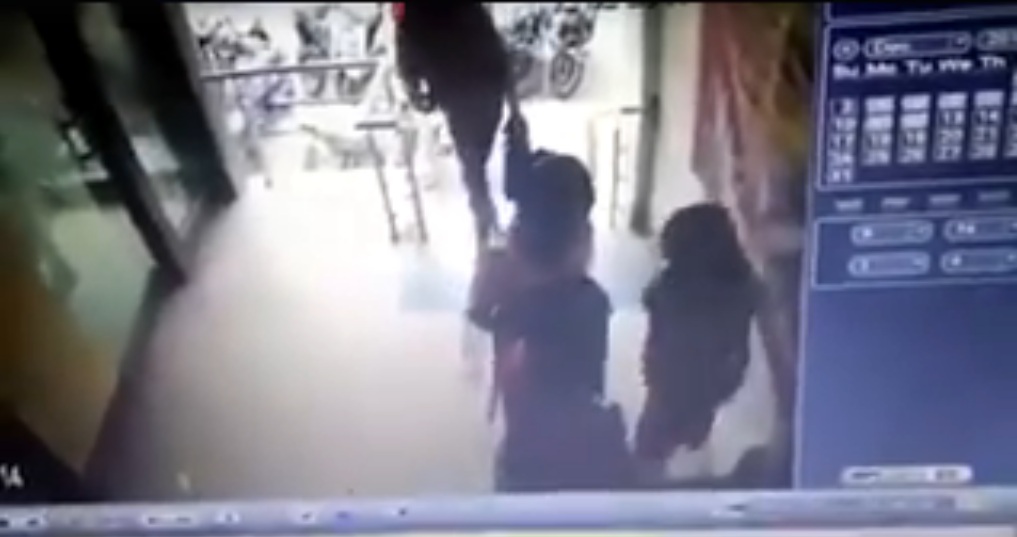 देखिए बैंक में हुई चोरी का लाइव वीडियो…