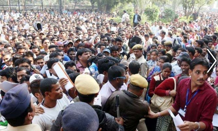 वार्ड बाॅय के 64 पदों के लिए पहुंचे 5 हजार अभ्यार्थी, पुलिस ने भांजी लाठियां