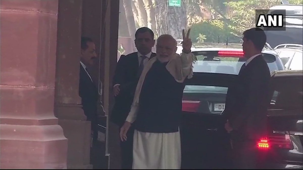 नतीजों से पहले ही पीएम मोदी ने दिखाया विक्ट्री साइन, देखें वीडियो..