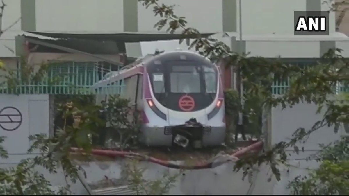 दीवार तोड़कर निकल गई दिल्ली मेट्रो की बिना ड्राइवर ट्रेन, देखें वीडियो