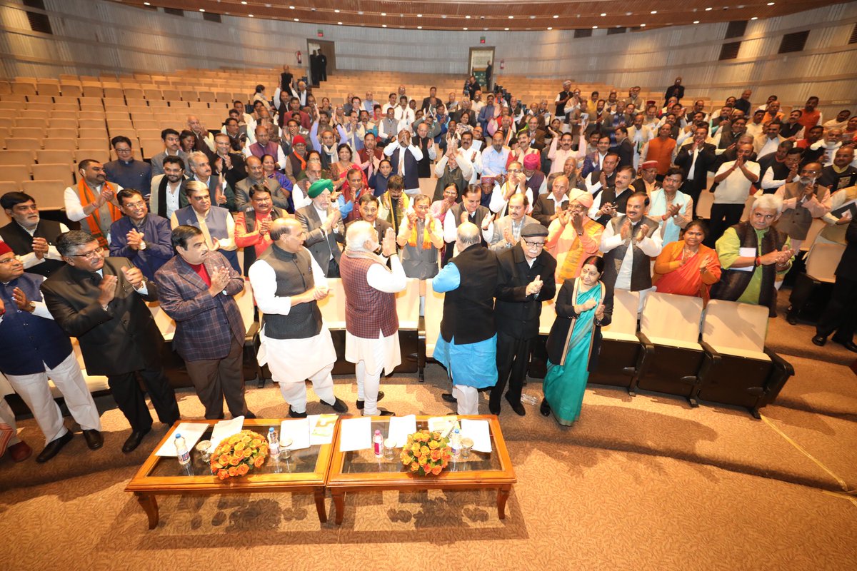 भावुक मोदी ने भाजपा को आत्मसंतुष्टि से बचने, 2019 के लिए जुटने को कहा