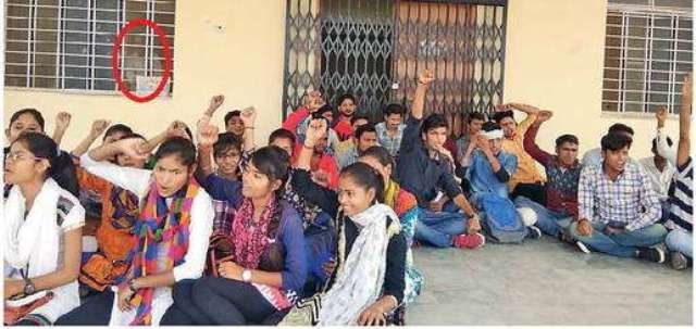 प्राचार्य ने छात्र-छात्राओं को किया कमरे में कैद, पुलिस ने शटर तोड़कर छुड़ाया