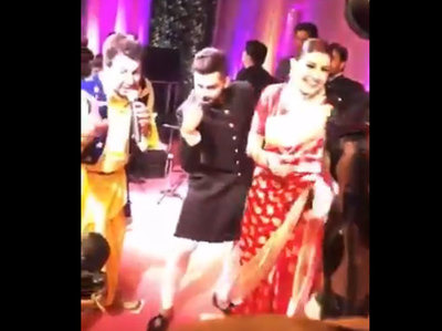 मुंह में नोट दबाकर अनुष्का ने किया डिस्को