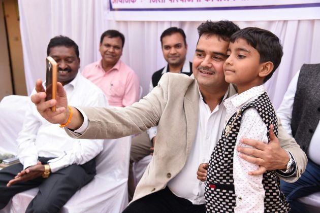 कलेक्टर ने बच्चे के साथ खिंची सेल्फी, बच्चा बोला-बड़ा होकर आईएएस बनूंगा