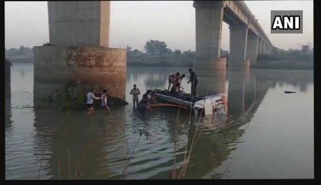 राजस्थान के बनास नदी में बस गिरने से 26 लोगों की मौत