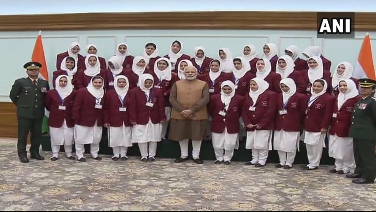स्कूली छात्राओं के समूह ने की पीएम मोदी से मुलाकात