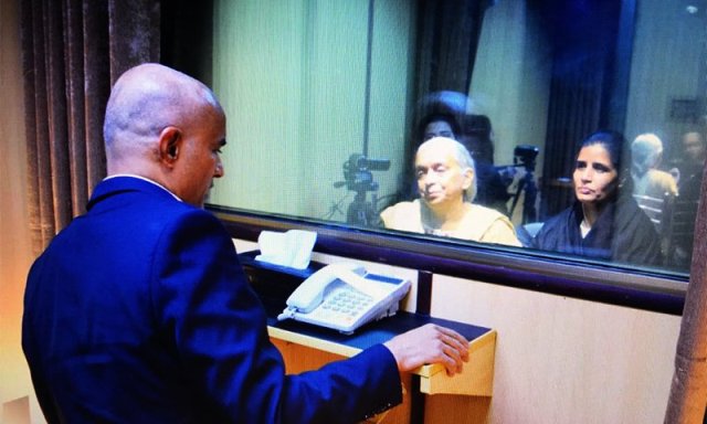 पाकिस्तान की चाल, कांच के दीवारों के बीच कराई कुलभूषण से परिजनों की मुलाकात