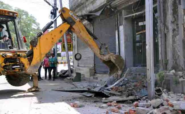 रायपुर के खालसा स्कूल के पास अवैध निर्माणों पर कार्रवाई