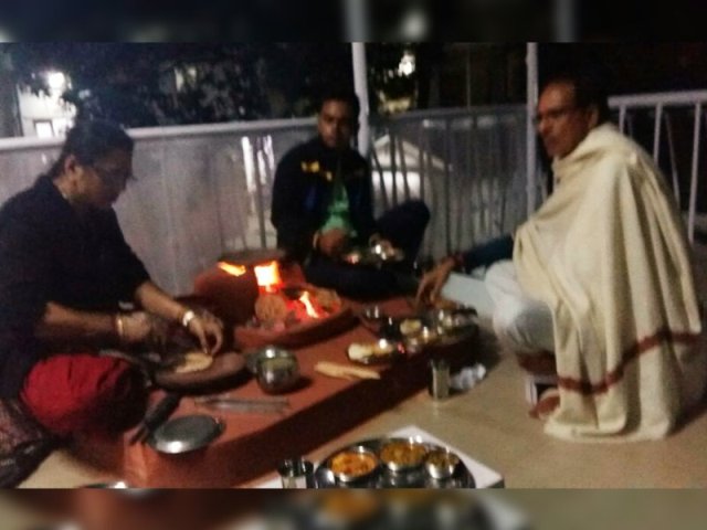 चूल्हे पर शिवराज की पत्नी ने बनाई रोटी, चौके पर बैठकर खाए सीएम